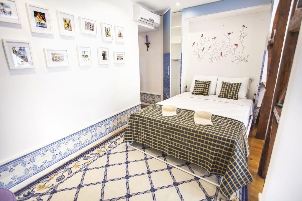 Typical Bairro Alto Apartment Lisbon Luaran gambar