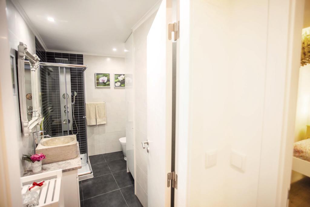 Typical Bairro Alto Apartment Lisbon Luaran gambar