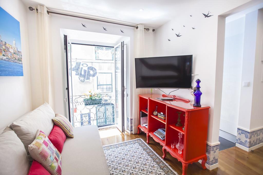 Typical Bairro Alto Apartment Lisbon Luaran gambar