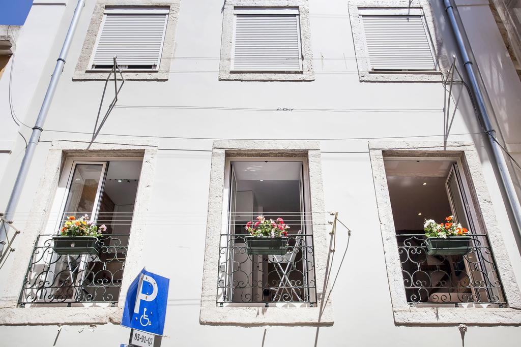 Typical Bairro Alto Apartment Lisbon Luaran gambar