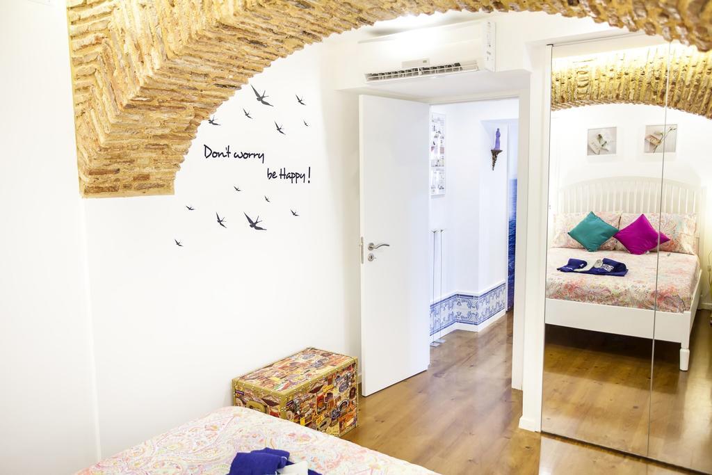 Typical Bairro Alto Apartment Lisbon Luaran gambar