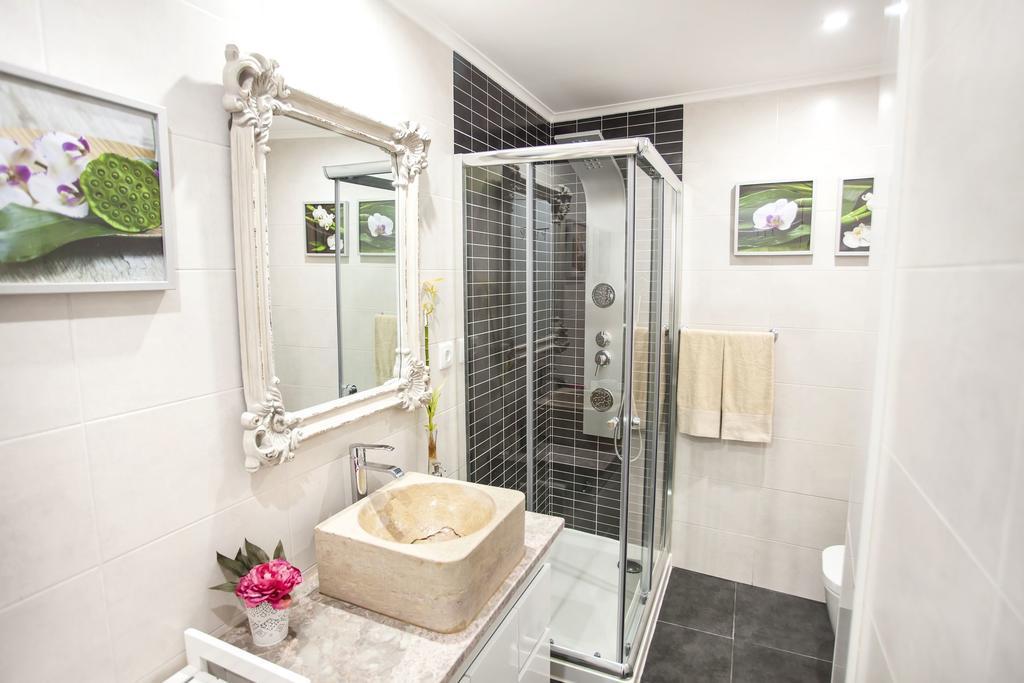 Typical Bairro Alto Apartment Lisbon Luaran gambar