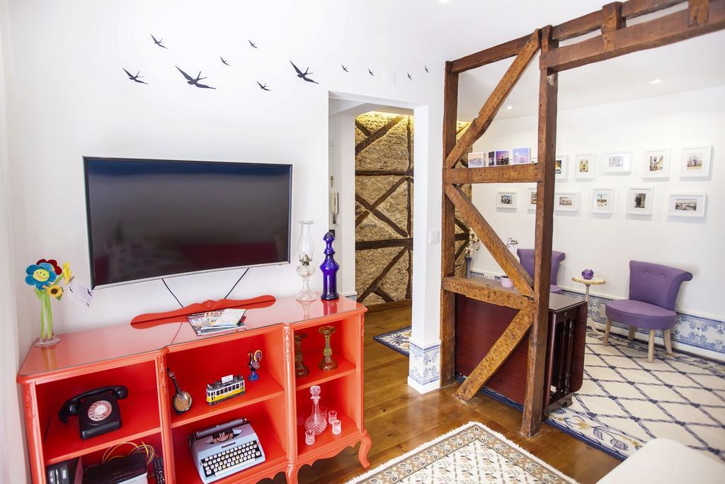 Typical Bairro Alto Apartment Lisbon Luaran gambar