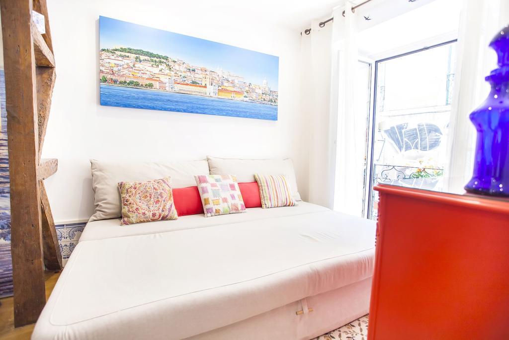 Typical Bairro Alto Apartment Lisbon Luaran gambar