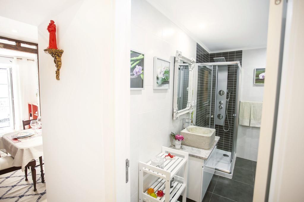 Typical Bairro Alto Apartment Lisbon Luaran gambar