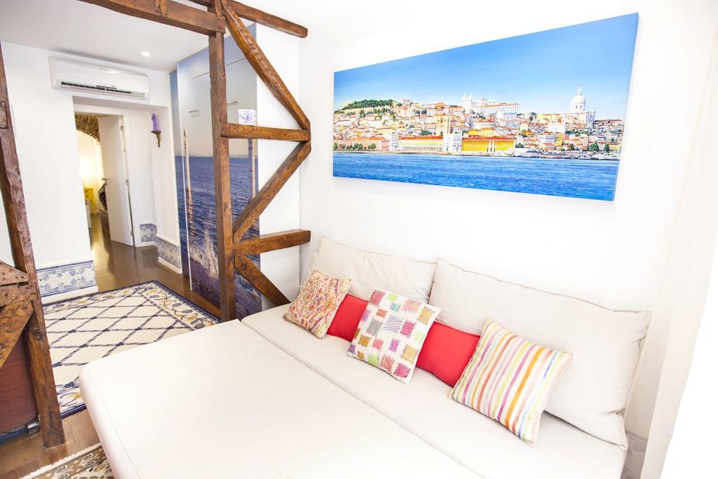 Typical Bairro Alto Apartment Lisbon Luaran gambar