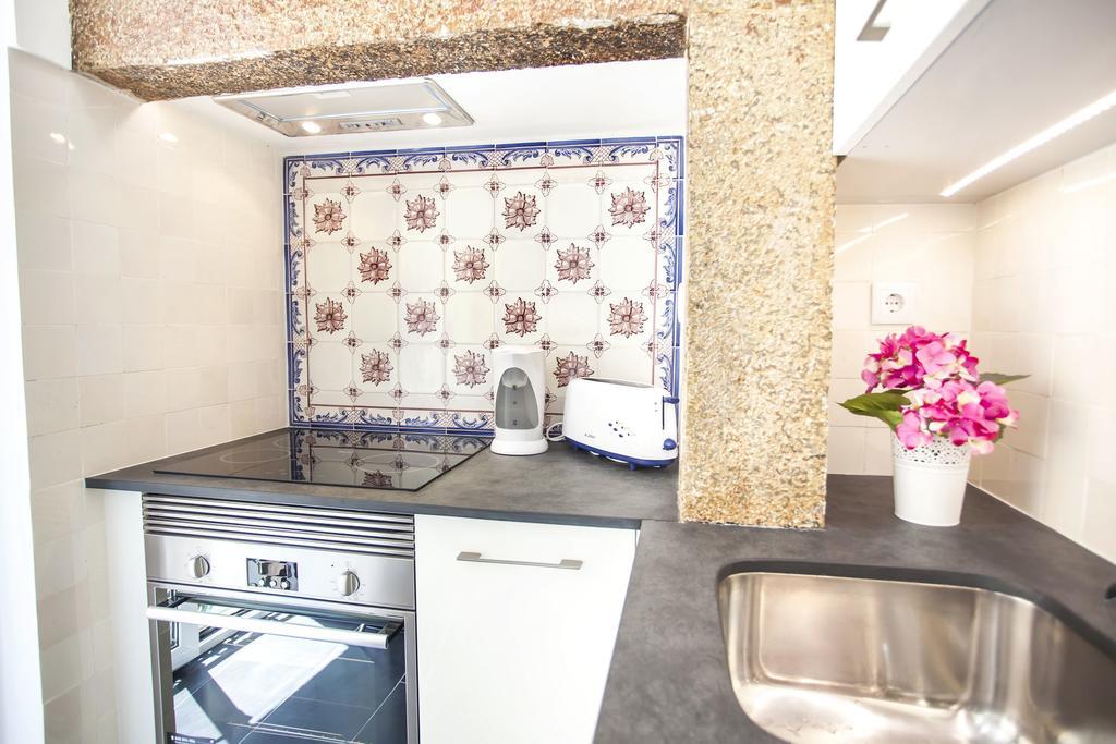Typical Bairro Alto Apartment Lisbon Luaran gambar